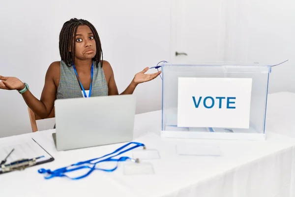 Νεαρή Αφροαμερικάνα Που Εργάζεται Στις Πολιτικές Εκλογές Κάλπη Ανίδεη Και — Φωτογραφία Αρχείου