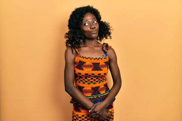 Jonge Afro Amerikaanse Vrouw Die Traditionele Afrikaanse Kleren Draagt Glimlachend — Stockfoto