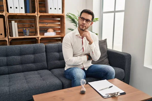 Joven Hombre Hispano Con Barba Que Trabaja Consulta Con Mano — Foto de Stock