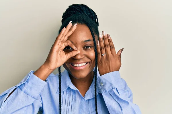 Saçları Örgülü Nişan Yüzüğü Takan Gülümseyen Mutlu Bir Afrikalı Amerikalı — Stok fotoğraf