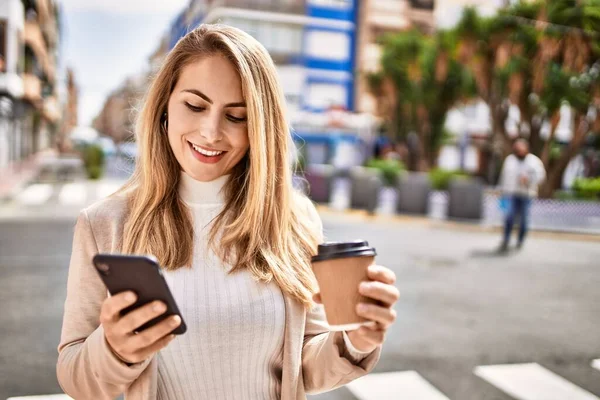 Ung Blond Kvinna Ler Säker Med Hjälp Smartphone Gatan — Stockfoto