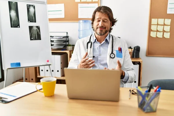 Edad Media Hombre Caucásico Vistiendo Uniforme Médico Teniendo Videollamada Clínica —  Fotos de Stock