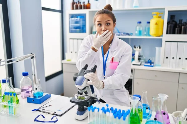 Ung Latinamerikansk Kvinna Som Arbetar Ett Laboratorium Som Täcker Munnen — Stockfoto