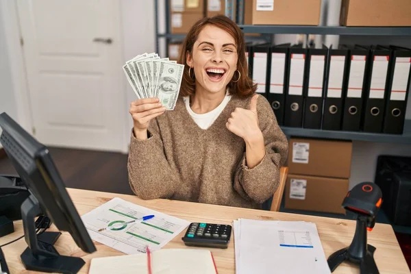 Young Beautiful Woman Working Small Business Ecommerce Holding Money Smiling — Stock Photo, Image