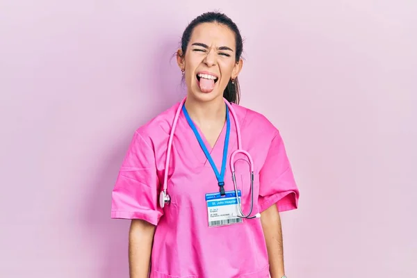 Genç Esmer Kadın Doktor Üniforması Giyiyor Steteskop Komik Bir Ifadeyle — Stok fotoğraf