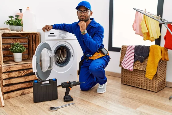 Ung Indian Tekniker Som Arbetar Med Tvättmaskin Tänkande Orolig För — Stockfoto