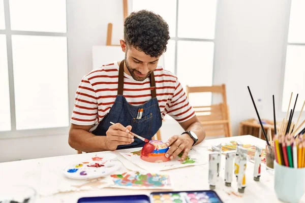 Jovem Artista Árabe Homem Sorrindo Feliz Pintura Cerâmica Estúdio Arte — Fotografia de Stock