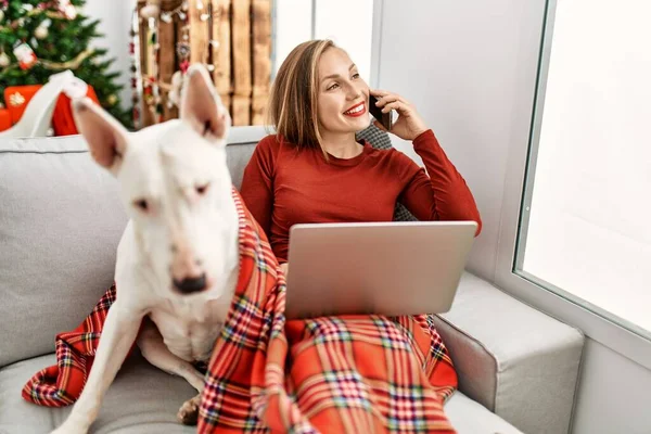 Ung Kaukasisk Kvinna Använder Laptop Och Talar Smartphone Sitter Med — Stockfoto