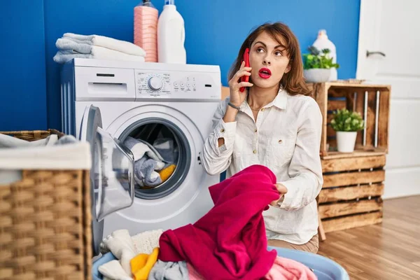 Mujer Joven Caucásica Hablando Teléfono Inteligente Espera Lavadora Sala Lavandería — Foto de Stock