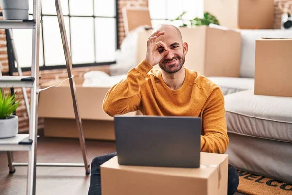 Young Bald Man Beard Moving New House Using Laptop Smiling — Stock Photo, Image