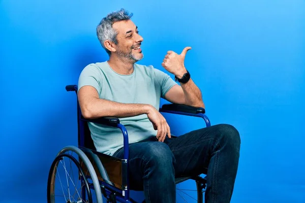 Красивий Чоловік Середнього Віку Сірим Волоссям Сидячи Інвалідному Візку Посміхаючись — стокове фото