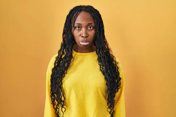 Africká Žena Stojící Nad Žlutým Pozadím Sklíčená Strachující Úzkost Rozzlobená — Stock fotografie