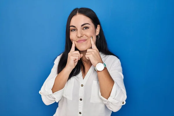 Junge Hispanische Frau Die Vor Blauem Hintergrund Steht Und Mit — Stockfoto