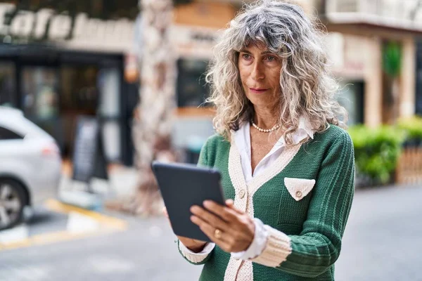 Mujer Mediana Edad Sonriendo Confiada Usando Touchpad Calle —  Fotos de Stock
