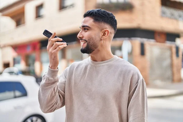 Jeune Homme Arabe Souriant Confiant Parler Sur Smartphone Rue — Photo