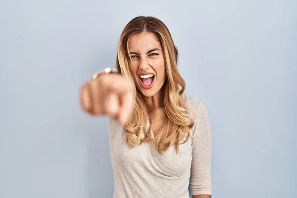 Mujer Rubia Joven Pie Sobre Fondo Aislado Señalando Disgustado Frustrado —  Fotos de Stock