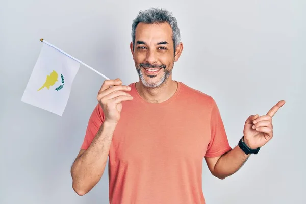 Snygg Medelålders Man Med Grått Hår Håller Cyprus Flagga Ler — Stockfoto