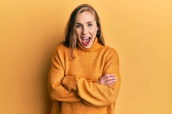 Mujer Rubia Joven Con Los Brazos Cruzados Gesto Sonriendo Riendo — Foto de Stock