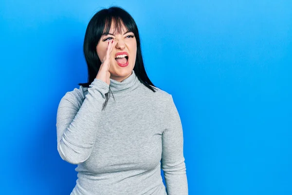 Jonge Spaanse Vrouw Draagt Nonchalante Kleren Schreeuwend Schreeuwend Naast Elkaar — Stockfoto