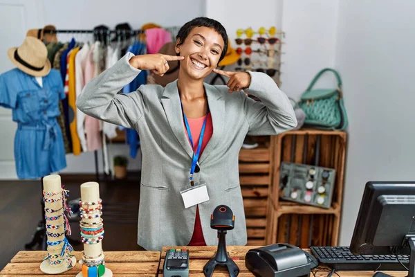 Jonge Spaanse Vrouw Met Kort Haar Werkzaam Als Manager Bij — Stockfoto