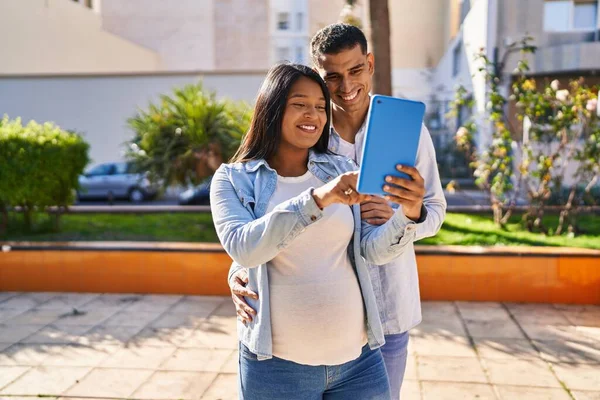 Jong Latijn Paar Verwacht Baby Met Behulp Van Touchpad Park — Stockfoto