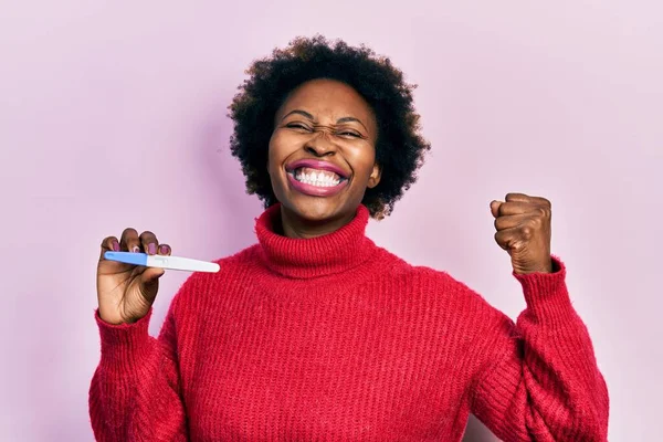 温度計を持っている若いアフリカ系アメリカ人女性は誇りを持って叫んで 勝利と成功を祝う非常に腕を上げ興奮して — ストック写真