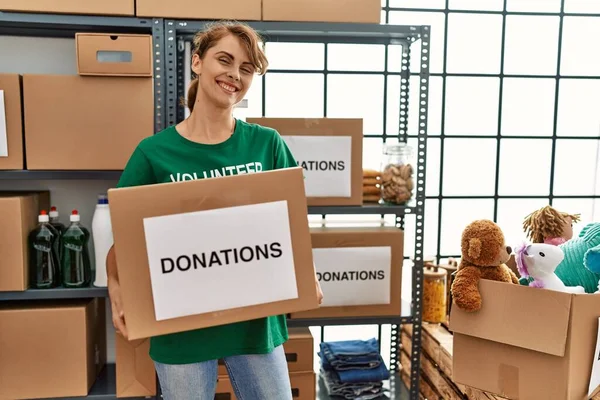 Jovem Mulher Voluntária Caucasiana Sorrindo Feliz Segurando Doações Caixa Papelão — Fotografia de Stock