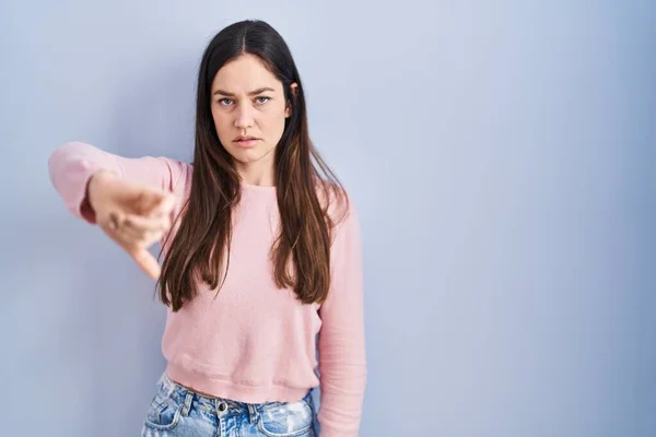 Mujer Morena Joven Pie Sobre Fondo Azul Mirando Infeliz Enojado — Foto de Stock