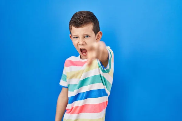 Giovane Ragazzo Caucasico Piedi Sfondo Blu Che Indica Scontento Frustrato — Foto Stock