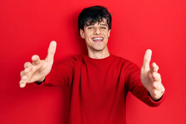 Pemuda Hipster Tampan Mengenakan Sweater Musim Dingin Merah Melihat Kamera — Stok Foto