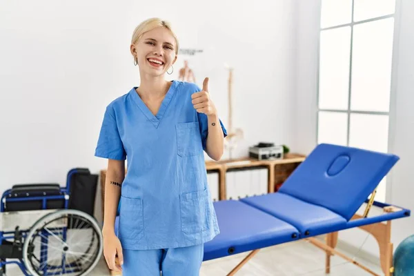 Beautiful Caucasian Physiotherapist Woman Working Pain Recovery Clinic Doing Happy — ストック写真