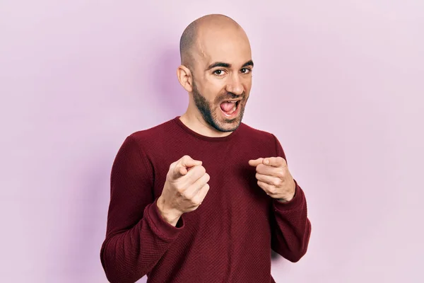 Jovem Careca Usando Roupas Casuais Apontando Dedos Para Câmera Com — Fotografia de Stock