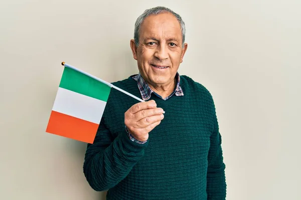 Stilig Senior Man Med Grått Hår Håller Ireland Flaggan Ser — Stockfoto
