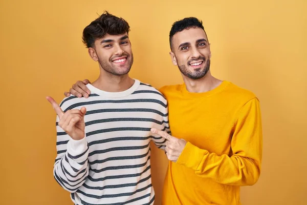 Jovem Hispânico Gay Casal Sobre Amarelo Fundo Alegre Com Sorriso — Fotografia de Stock