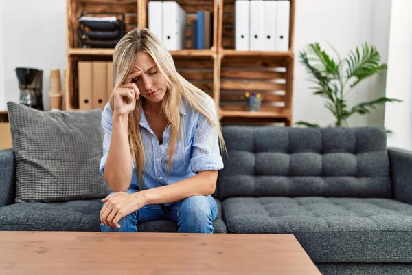 Jonge Blonde Vrouw Patiënt Met Psychologie Sessie Kliniek — Stockfoto