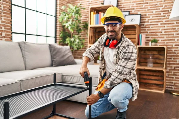 Mladý Hispánec Muž Pracovník Usmívá Sebevědomý Opravárenský Stůl Doma — Stock fotografie