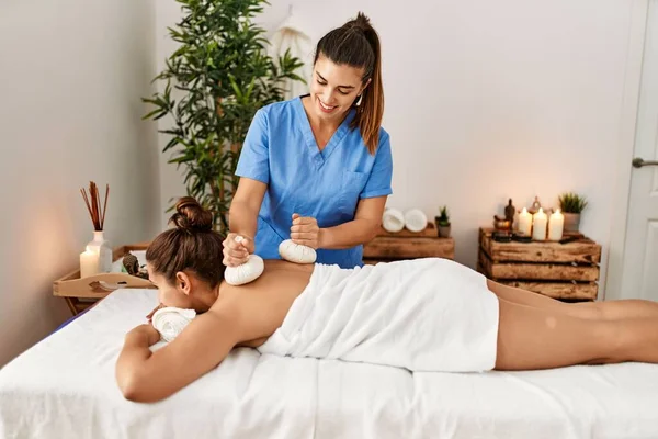 Deux Femmes Thérapeute Patient Ayant Session Massage Dos Utilisant Des — Photo