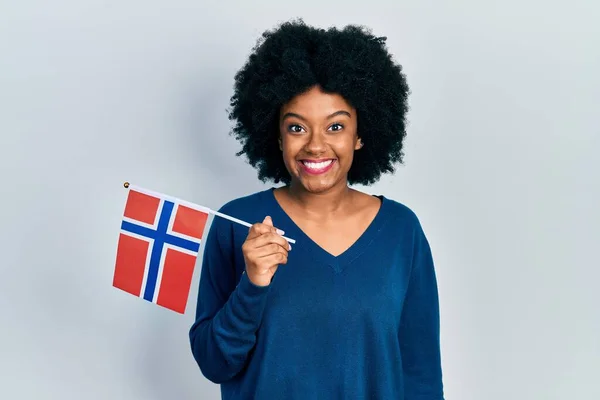 Young African American Woman Holding Norway Flag Looking Positive Happy — Stock fotografie