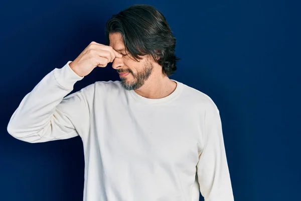 Uomo Caucasico Mezza Età Con Indosso Vestiti Casual Stanco Sfregamento — Foto Stock