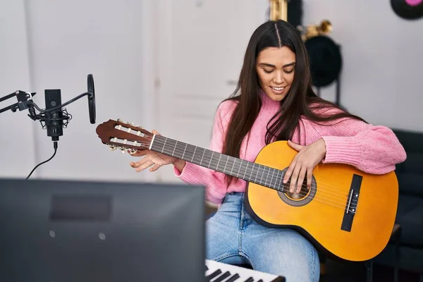 Молодая Латиноамериканка Музыкант Играет Гитаре Музыкальной Студии — стоковое фото