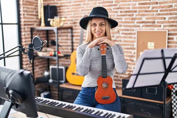 Junge Künstlerin Mit Ukelele Musikstudio — Stockfoto