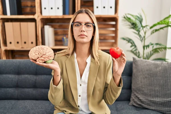 Ung Blond Kvinna Som Arbetar Terapikontoret Håller Hjärnan Och Hälsan — Stockfoto