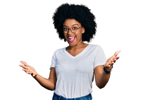 Joven Mujer Afroamericana Con Camiseta Blanca Casual Mirando Cámara Sonriendo —  Fotos de Stock