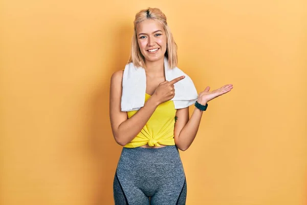 Beautiful Blonde Sports Woman Wearing Workout Outfit Amazed Smiling Camera — Stockfoto