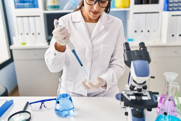실험실에서 피펫을 사용하여 과학자 유니폼을 — 스톡 사진