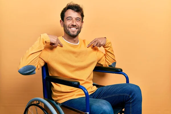 Tekerlekli Sandalyede Oturan Kendine Güveni Olan Kendini Gururlu Mutlu Gösteren — Stok fotoğraf