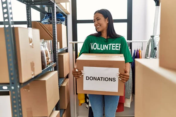 Young Latin Woman Wearing Volunteer Uniform Holding Donations Cardboard Box — Stock Photo, Image
