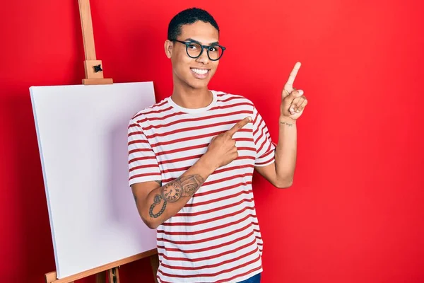 Young African American Guy Standing Painter Easel Stand Smiling Looking — Foto de Stock