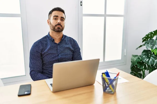 Junger Hispanischer Mann Mit Bart Der Büro Mit Laptop Arbeitet — Stockfoto