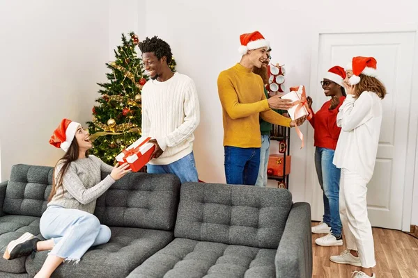 Gruppo Giovani Che Fanno Regali Natale Casa — Foto Stock